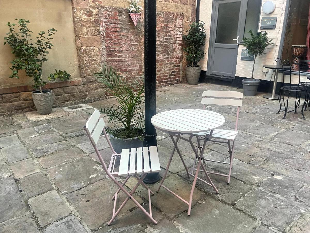 Courtyard Holiday Apartments ベルパー エクステリア 写真