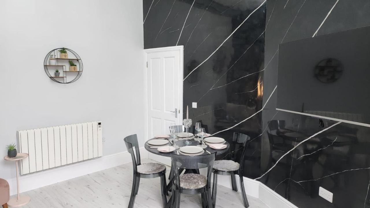 Courtyard Holiday Apartments ベルパー エクステリア 写真