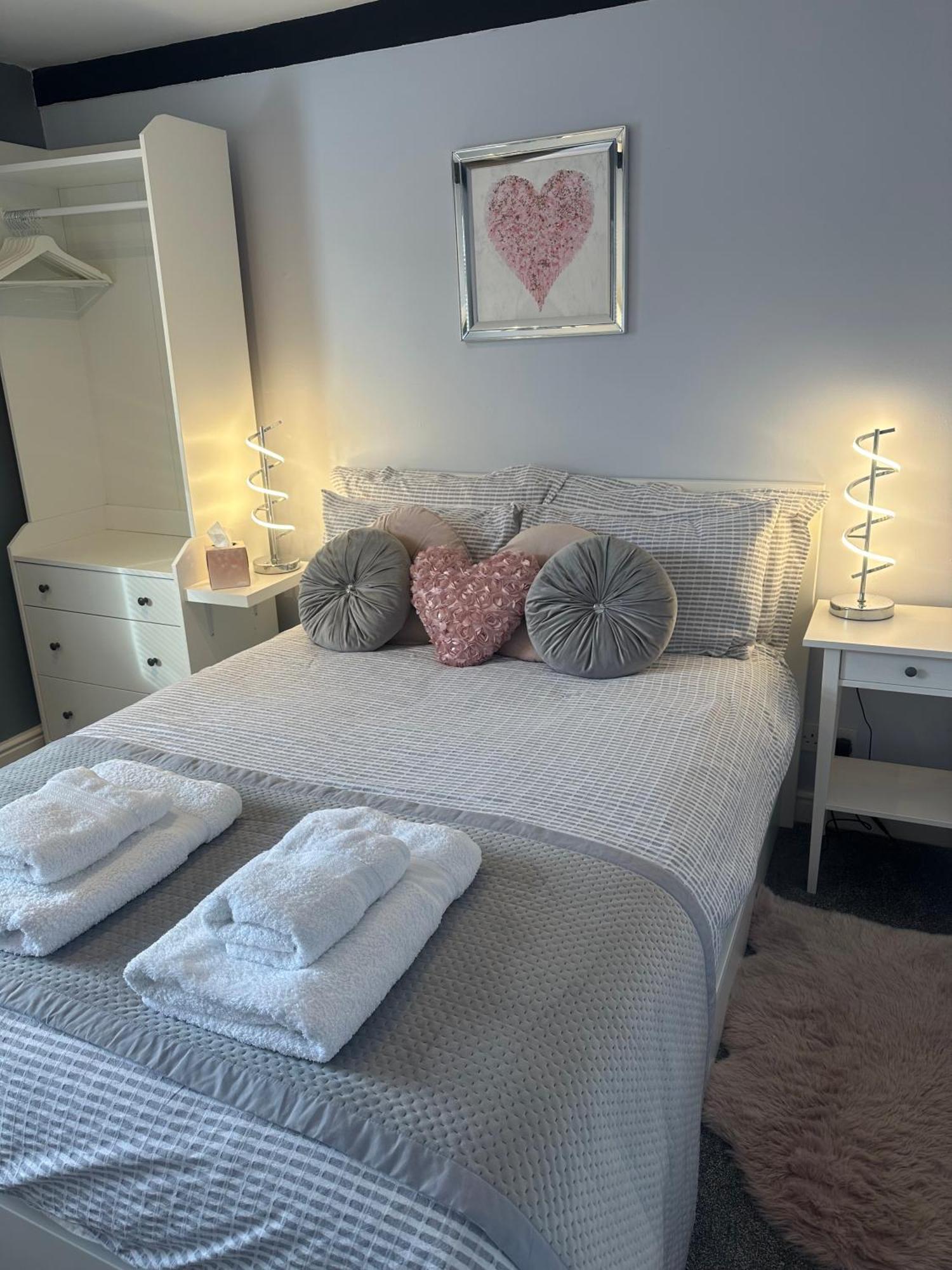Courtyard Holiday Apartments ベルパー エクステリア 写真